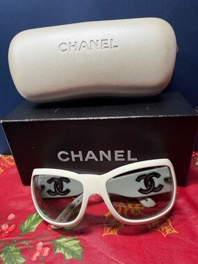CHANEL White Oversized Cat-Eye Sunglasses with Black CC Logos